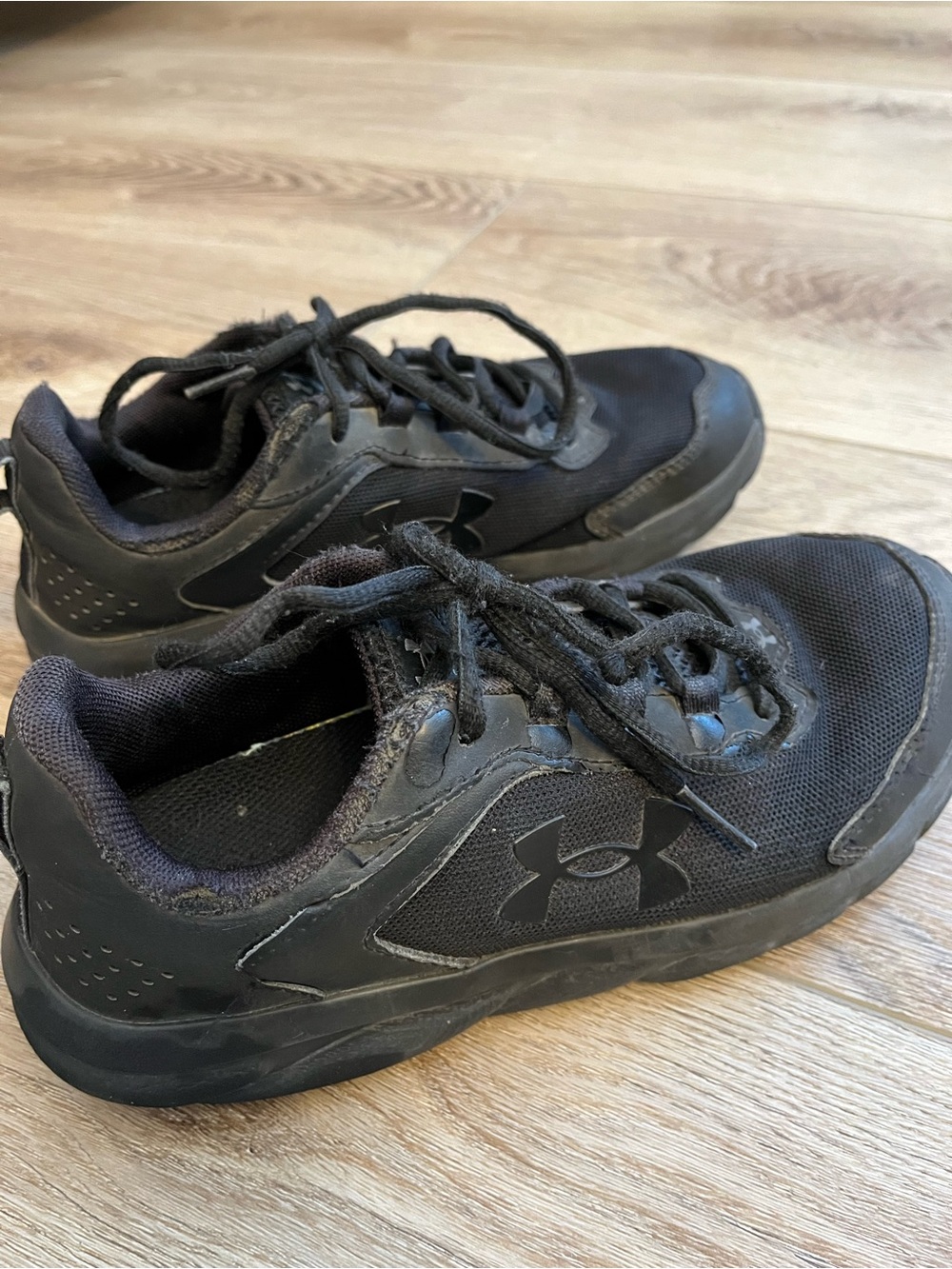 Under Armour Boy’s Black Athletic Sneakers Size 4.5